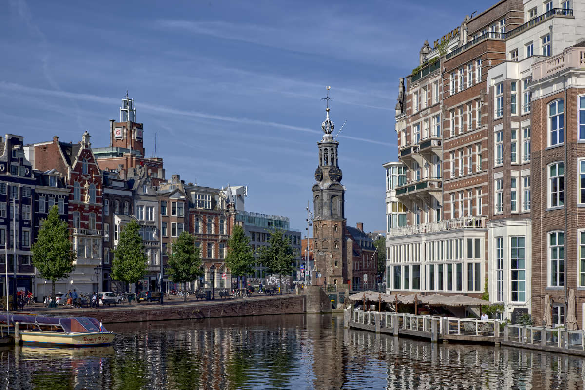 Grachtenpanden aan de Amstel Amsterdam