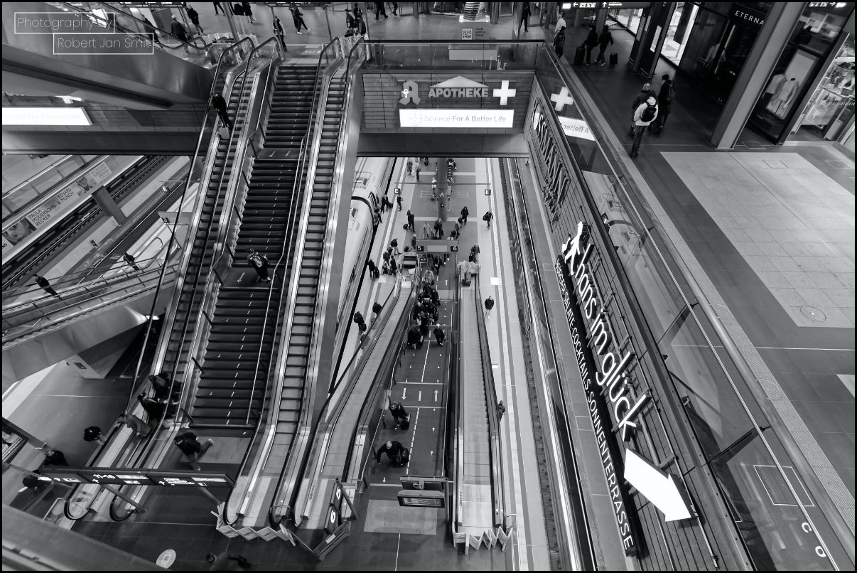 Hauptbahnhof Berlijn doolhof van trappen, liften en roltrappen