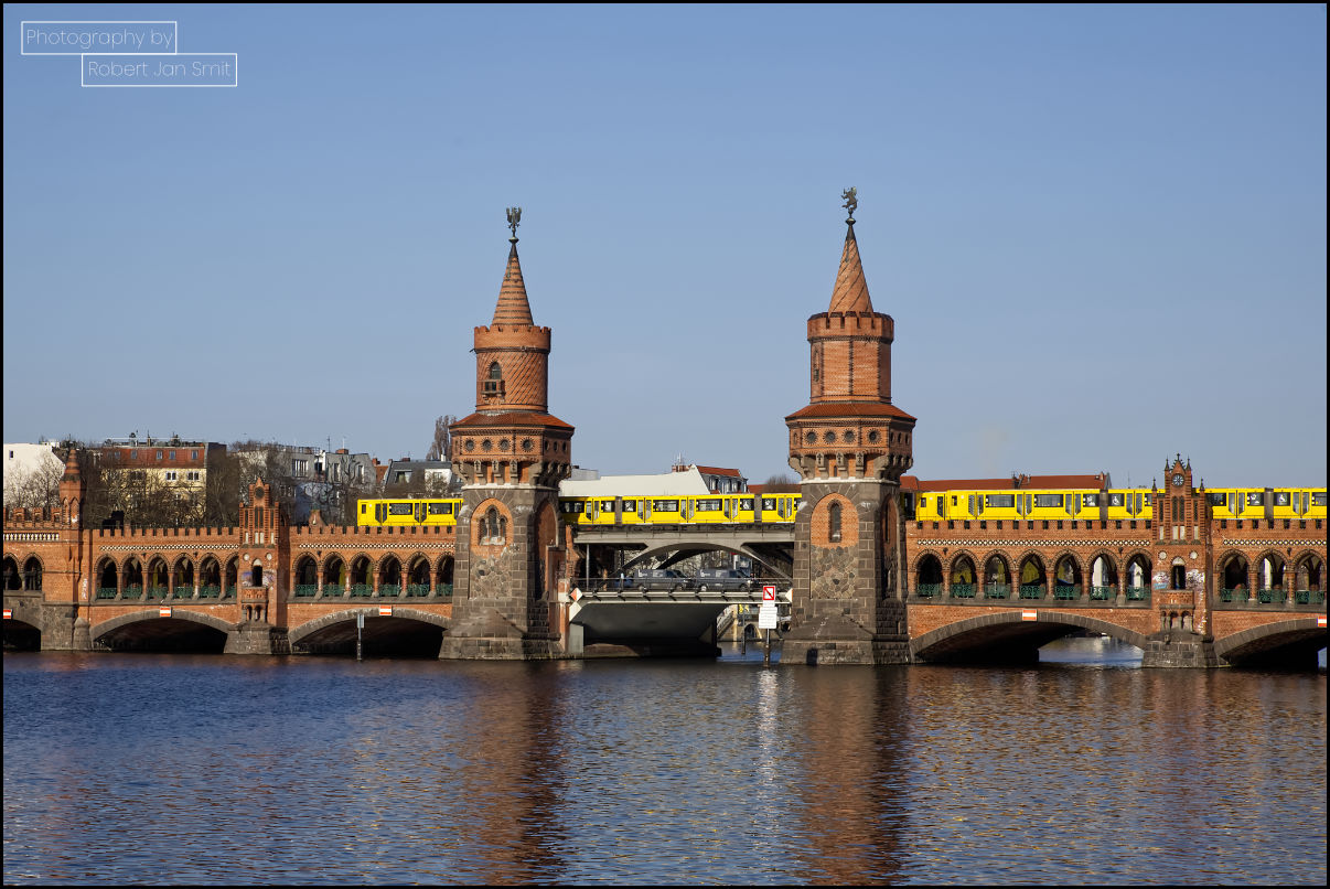 U3 rijd over de Oberbaumbrücke Berlijn