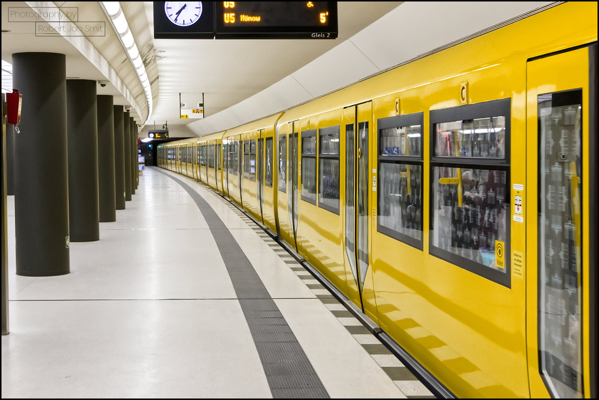 station Brandenburger Tor Berlijn strak en modern