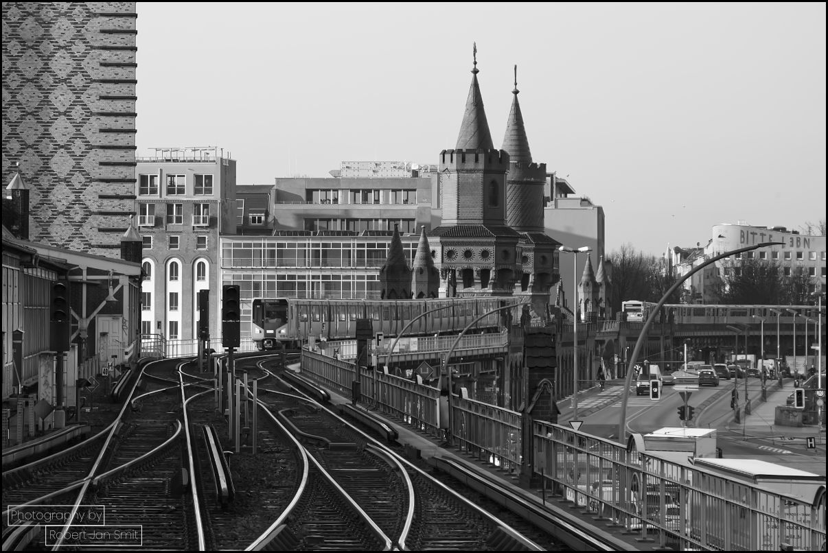 Zicht op de Oberbaumbrücke vanuit Metrostation Warchachauer Strasse