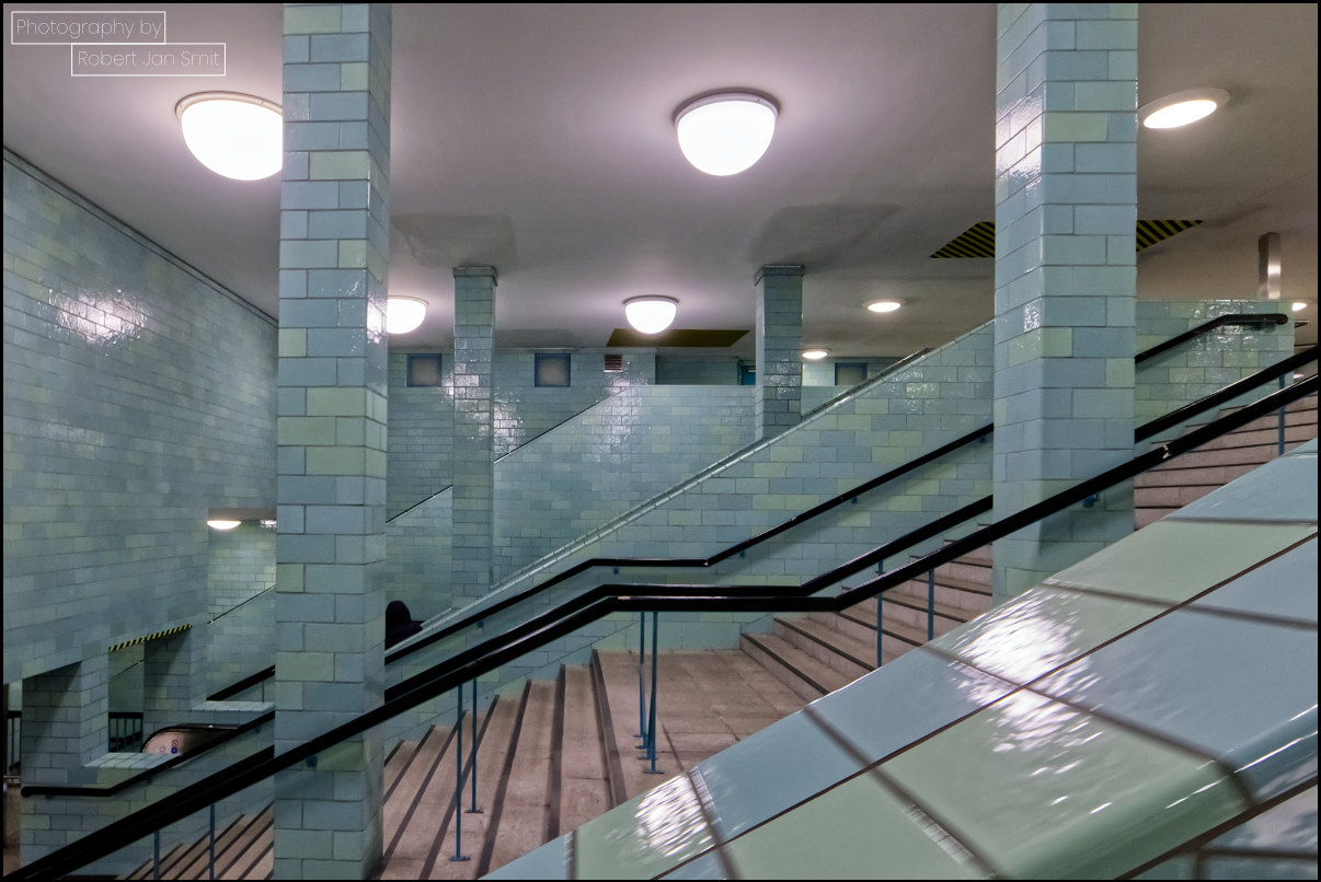 metrostation Alexander Platz met turquoise trappen