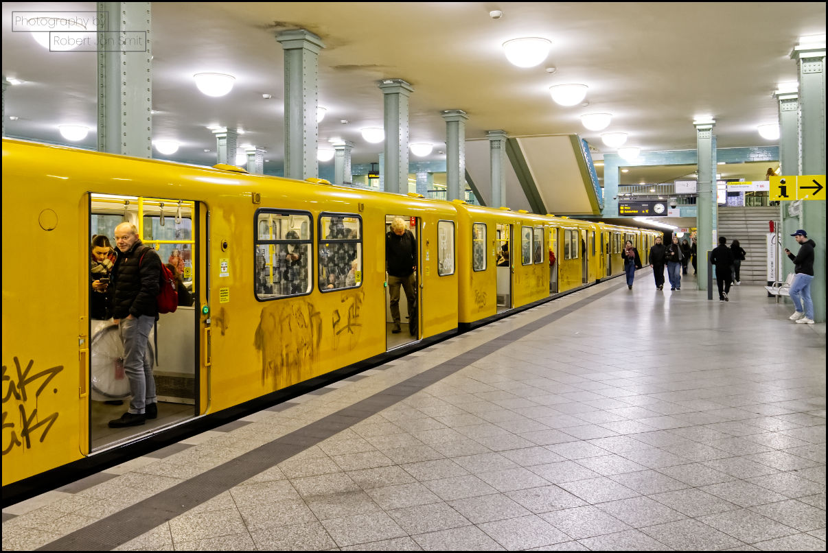 metrostation Alexander Platz, turquoise in oost berlijnse sfeer