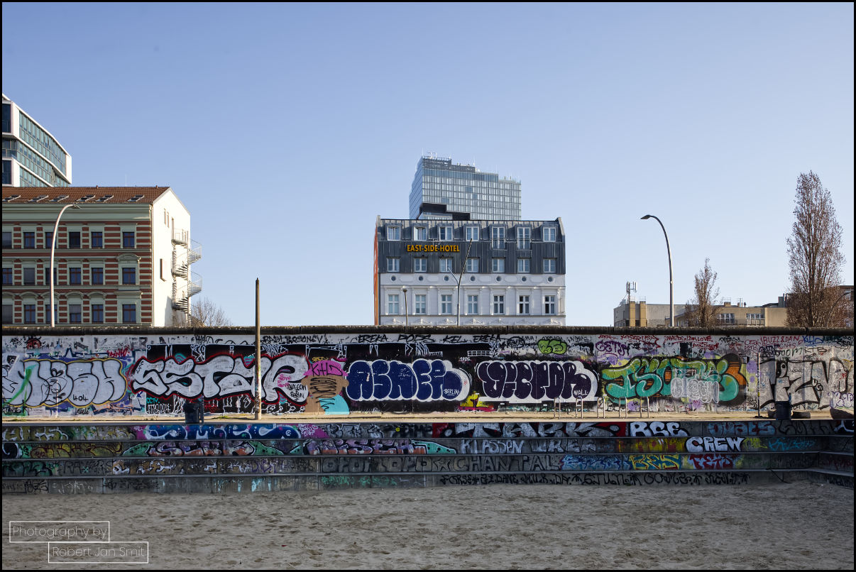 De Muur met het zicht op East side Hotel