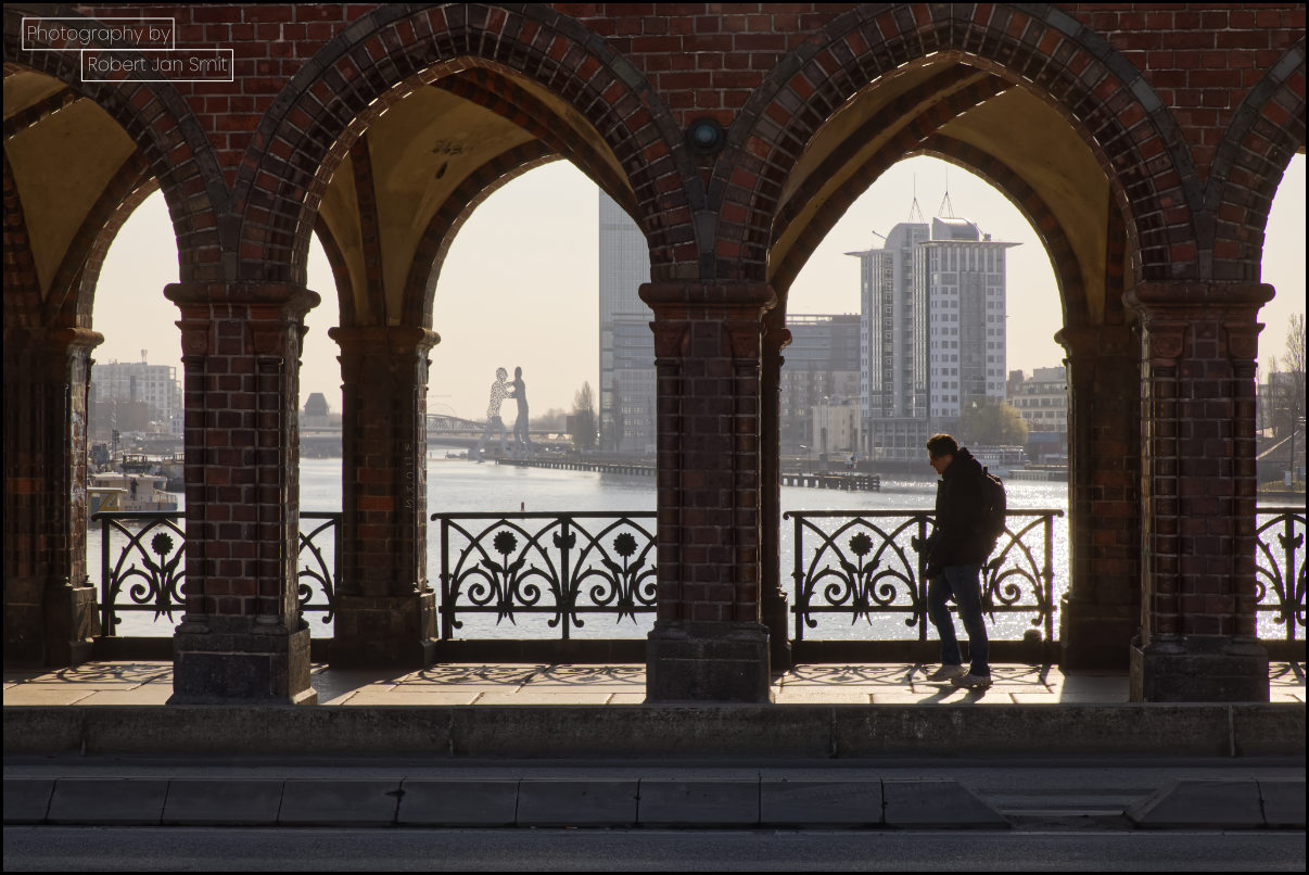 Oberbaumbrücke met op de achtergrond de Molecule Man