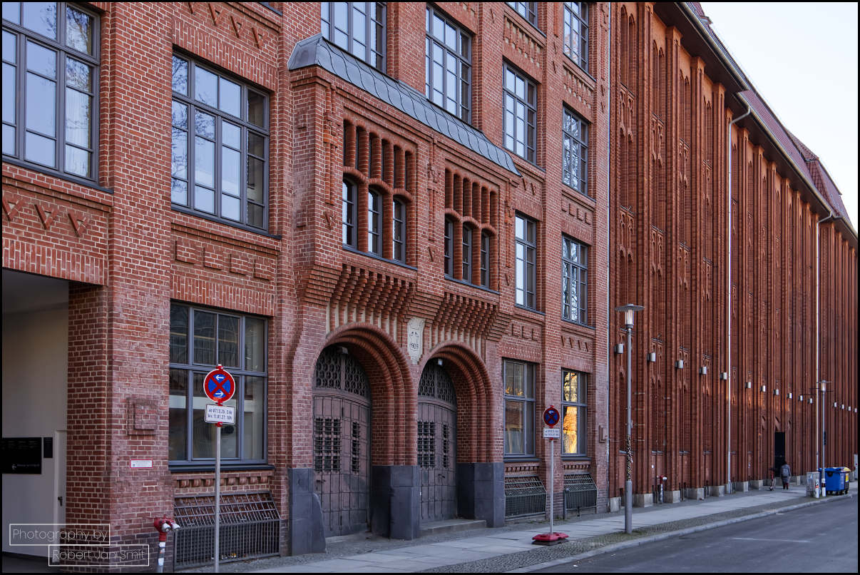 Monumentaal pand gebouwd in neogotische stijl nu in gebruik als het PLUS Berlin Hotel & Hostel