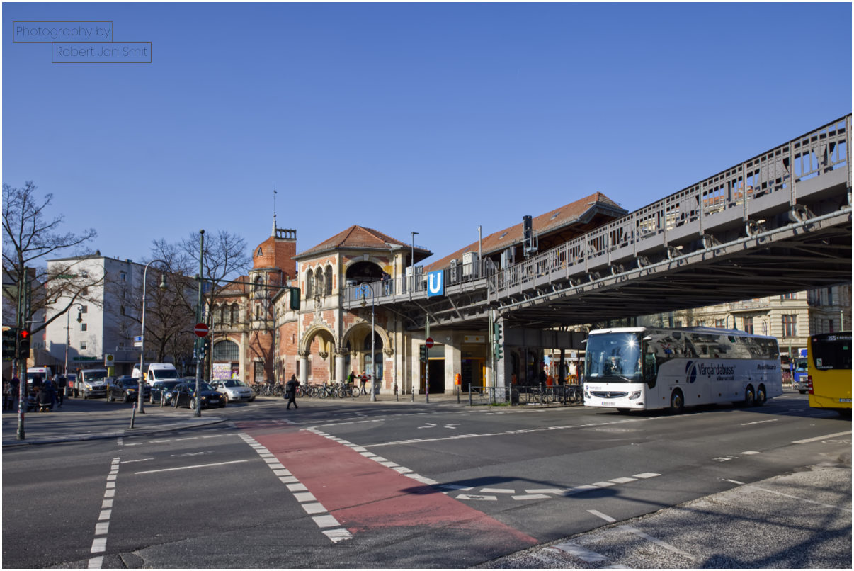Station Schlesisches Tor met een stukje van spoorbrug.