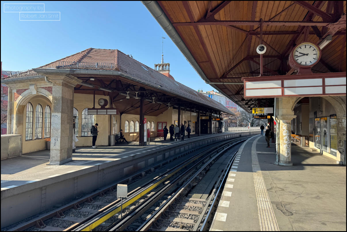 Perron van station Schlesisches Tor in Berlijn