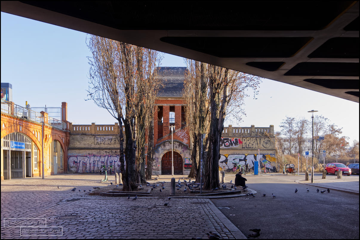 Monumentaal trappenhuis station Warschauer Straße gezien vanaf de Warschauer platz