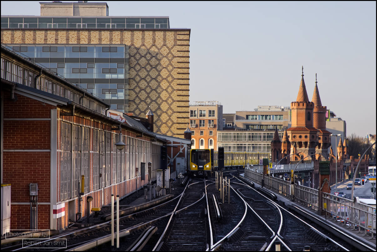 Zicht vanaf station Warschauer Straße op de Oberbaumbrücke