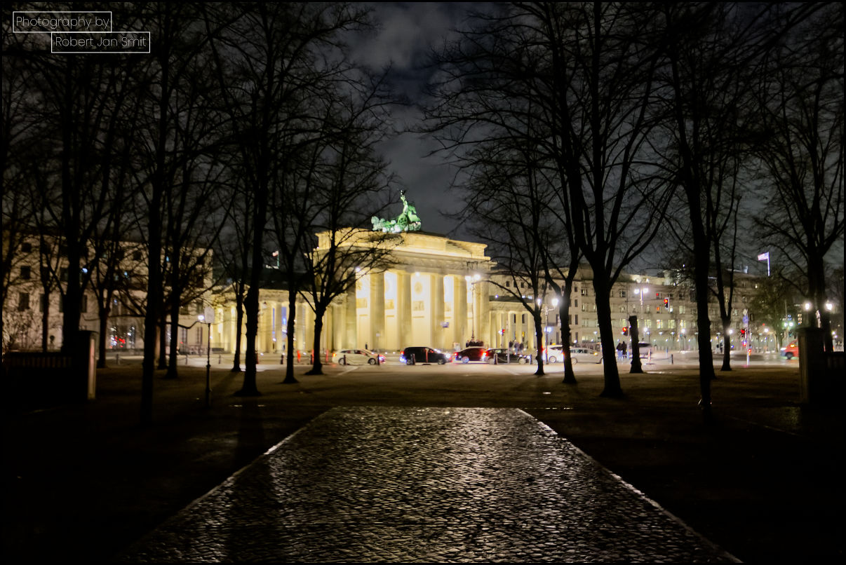 Brandenburger Tor bij nacht vanuit het park