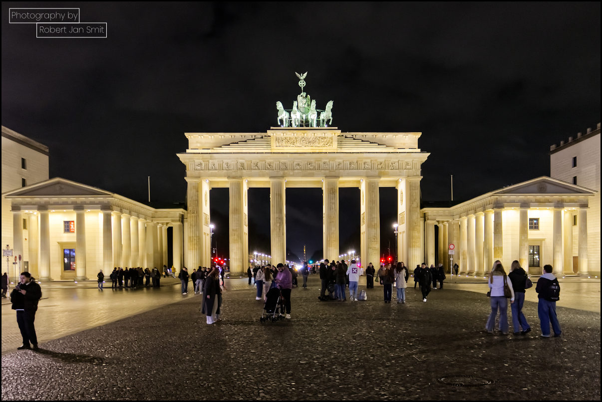 De nachtelijke Brandenburger Tor vanaf de Pariser Platz