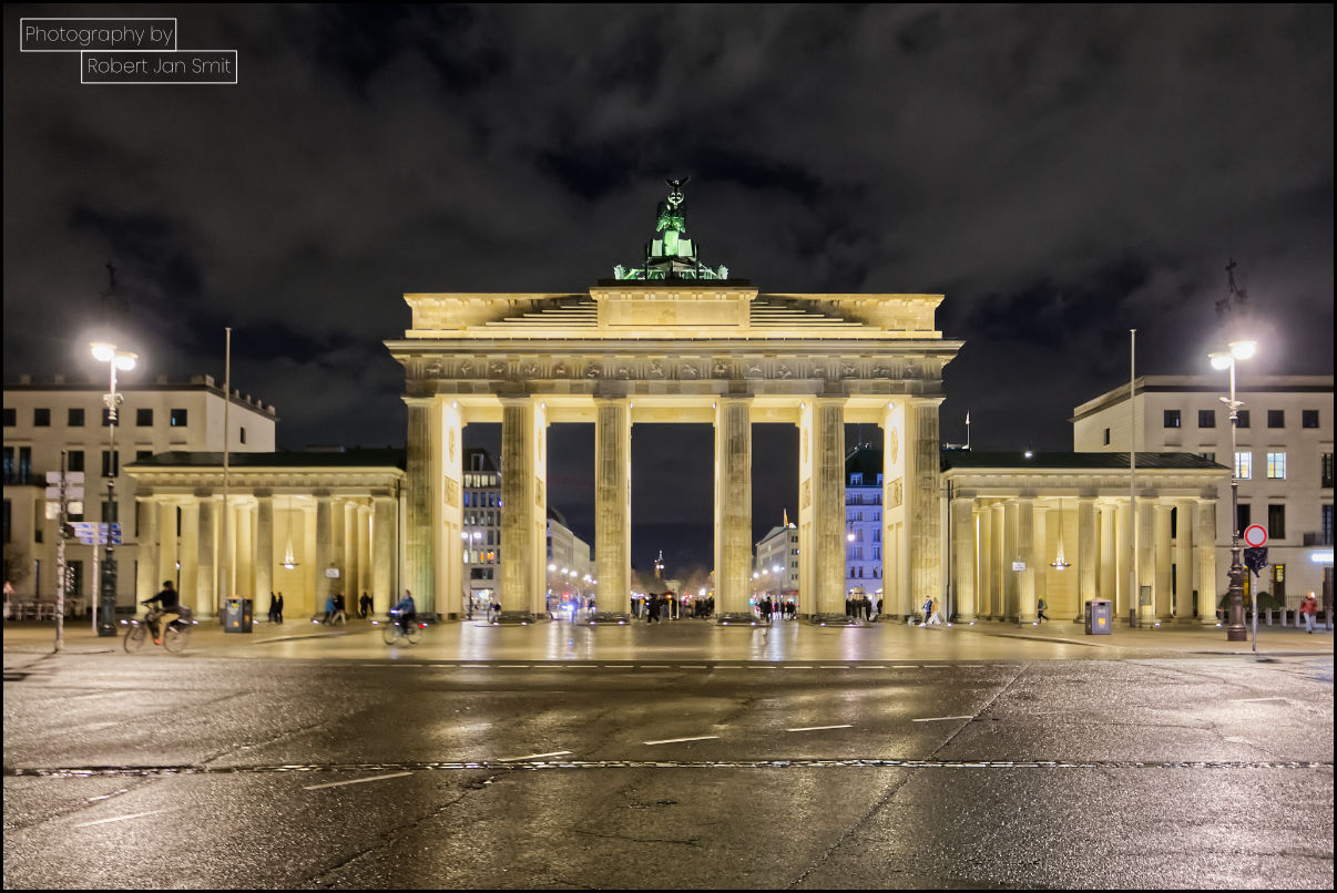 De nachtelijke Brandenburger Tor in volle glorie
