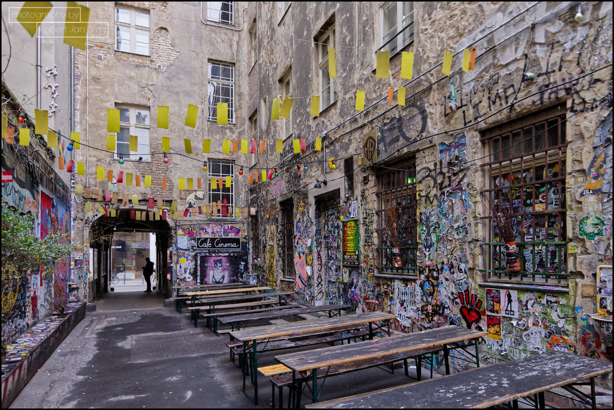Cafe Cinema met graffiti versierde binnenplaats