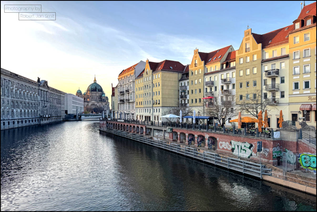 Zicht op de Berliner Dom vanuit het Nikolaiviertel