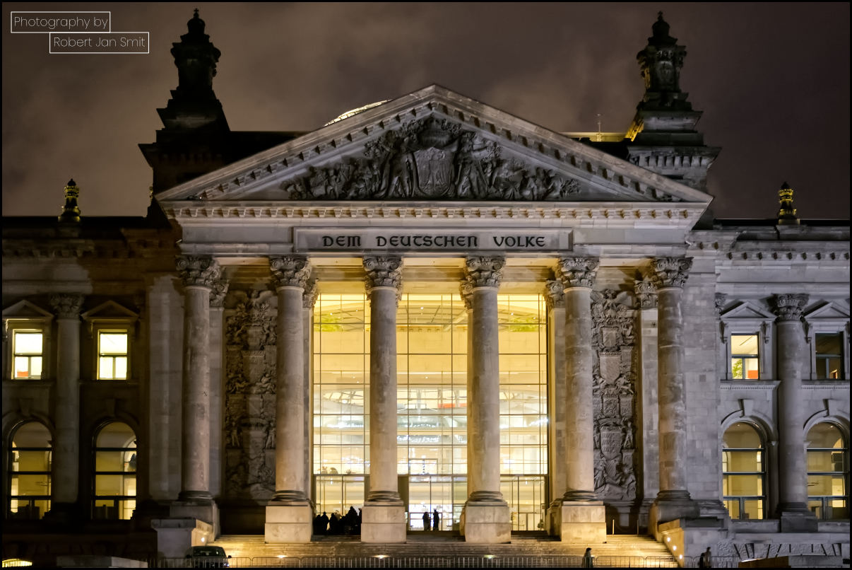 De gevel van de Reichtag bij nacht Dem Deutchen Volke