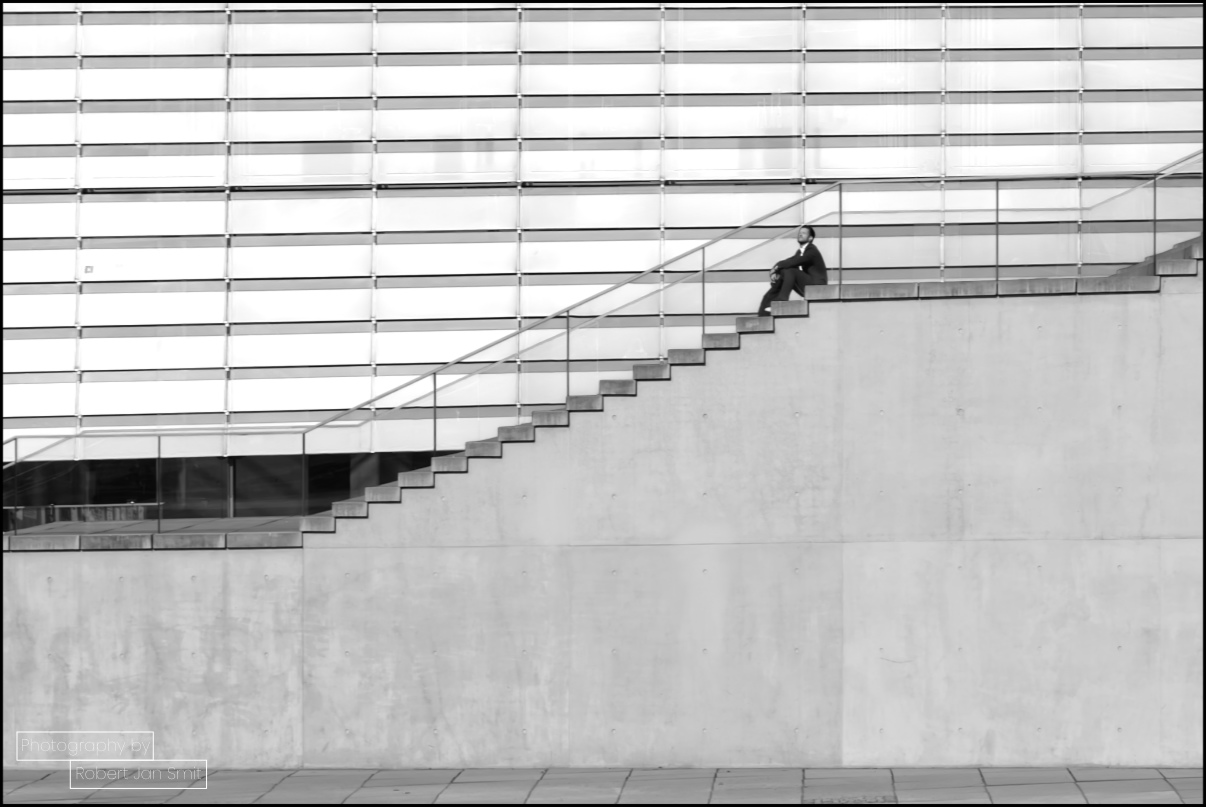 Op de trappen van het Marie-Elisabeth-Lüders-Haus in de zon.