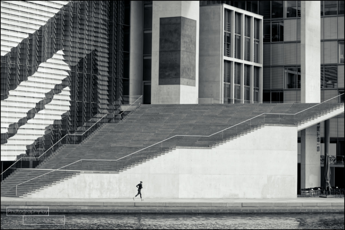 Joggen langs Marie-Elisabeth-Lüders-Haus in Berlijn