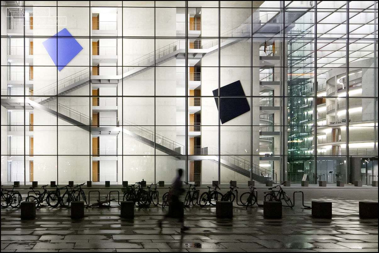 het Paul-Löbe-Haus in Berlijn bij nacht