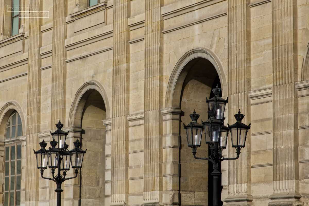 lantarenpalen bij het Louvre