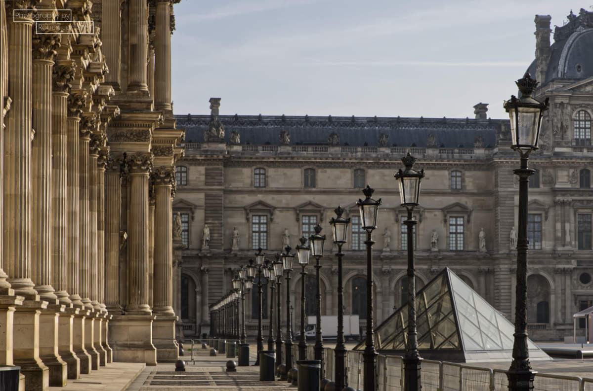 lantarenpalen bij het Louvre