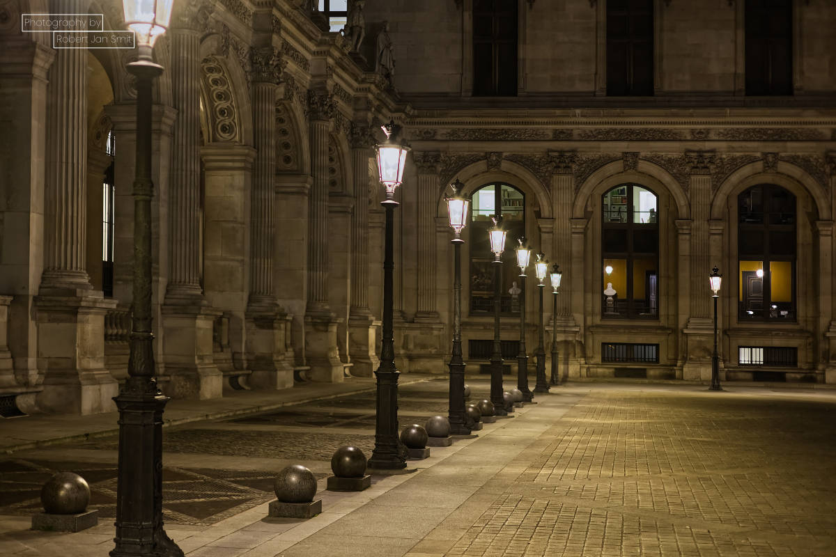 lantarenpalen bij het Louvre