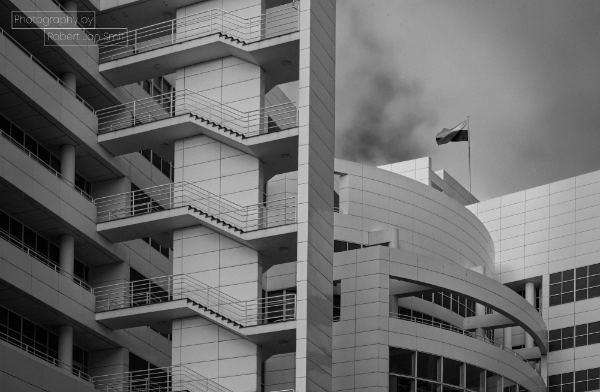 Architectonische Stilte – Stadhuis Den Haag in zwart-wit