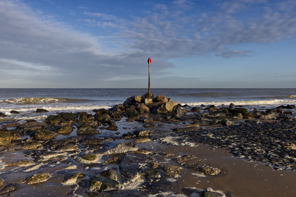 Golfbreker op het strand van Scheveningen