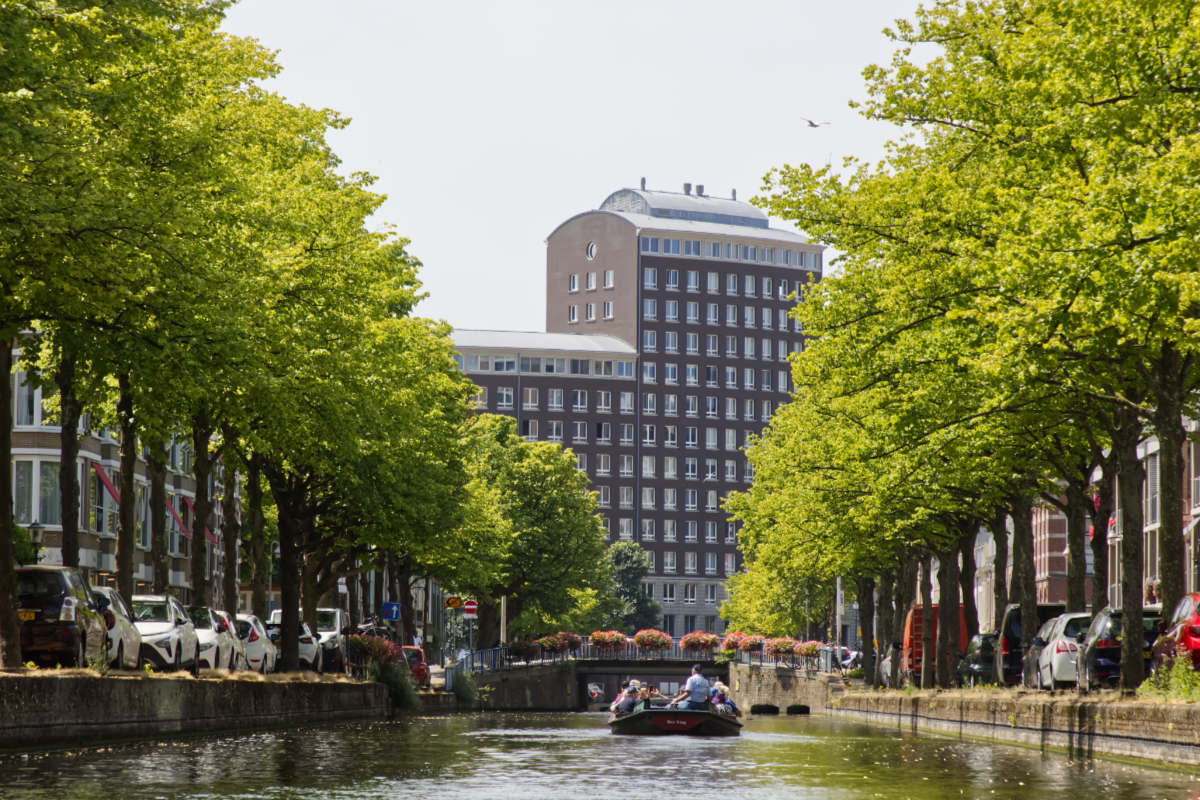 Rondvaartboot op de Boomsluiterskade in Den Haag