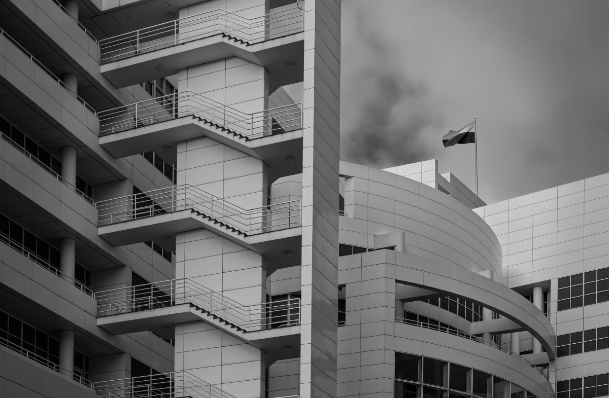 Stadhuis Den Haag in zwart-wit