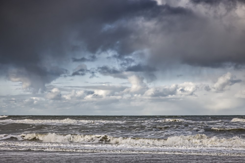 Regenwolken boven de zee op grootformaatfoto